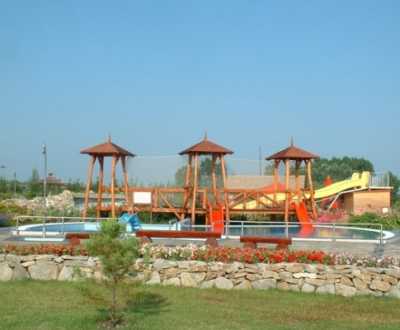 Az 5 hektár öntözött gyepfelületű, 2002-es évben teljesen felújított strand. 5 hektár.