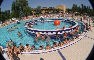 A fürdő területén működő kölcsönzőben strand, -és sportfelszerelések bérelhetők. Fürdő.