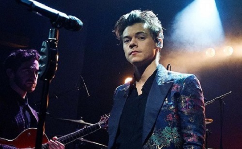 Harry Styles attól félt, nem tud majd gitározni
