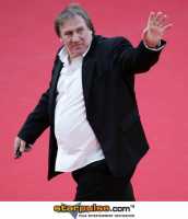 Gérard Depardieu, a 60 éves, francia színész, párizsi otthonától nem messze afférba keveredett a rendőrséggel, mivel vitatkozni kezdett egy autóssal, Az esetből szélvédőtörtés és majdnem bunyó is lett. Lehet, hogy a bíróságon folytatósik az ügy! Gérard Depardieu