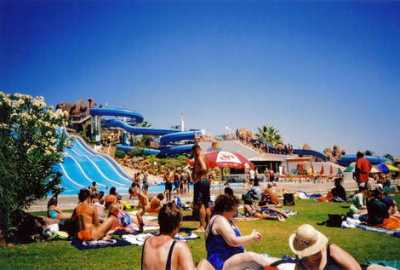 Az izgalmas park 23 attrakciót, többek között ötletes és változatos csúszdákat, hullámmedencét, kamikazecsúszdát vonultat fel. Atrakció.