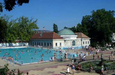 Élménymedencék, szaunák, aromakabinok, gőzfürdő és fitness terem várja a vendégeket. Élmény.