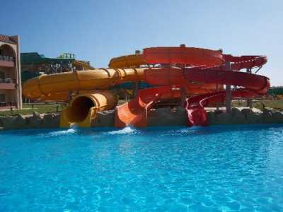 Aquapark 8 medencével, csúszdákkal és hullámmedencével rendelkezik. Medence.