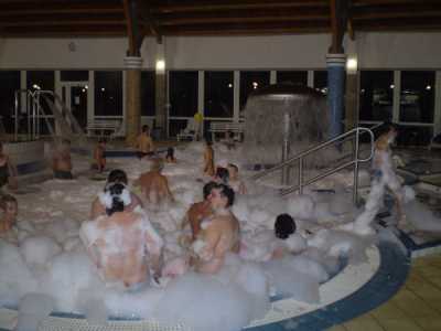 A fürdő wellness szolgáltatásai segítik a látogatók testi és szellemi felfrissülését. Wellness.