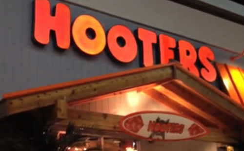 Az új Hooters étteremben nem akárki lehet pincér